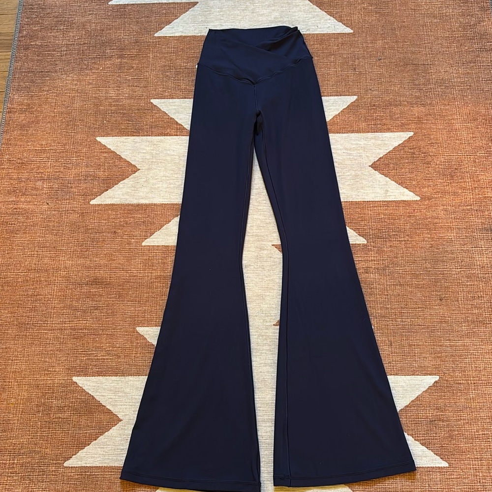 Small Aerie Offline Navy Hi-Rise crossover flared leggings..